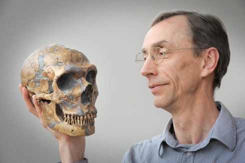Svante Paabo with Neanderthal skull (www.mpg.de)